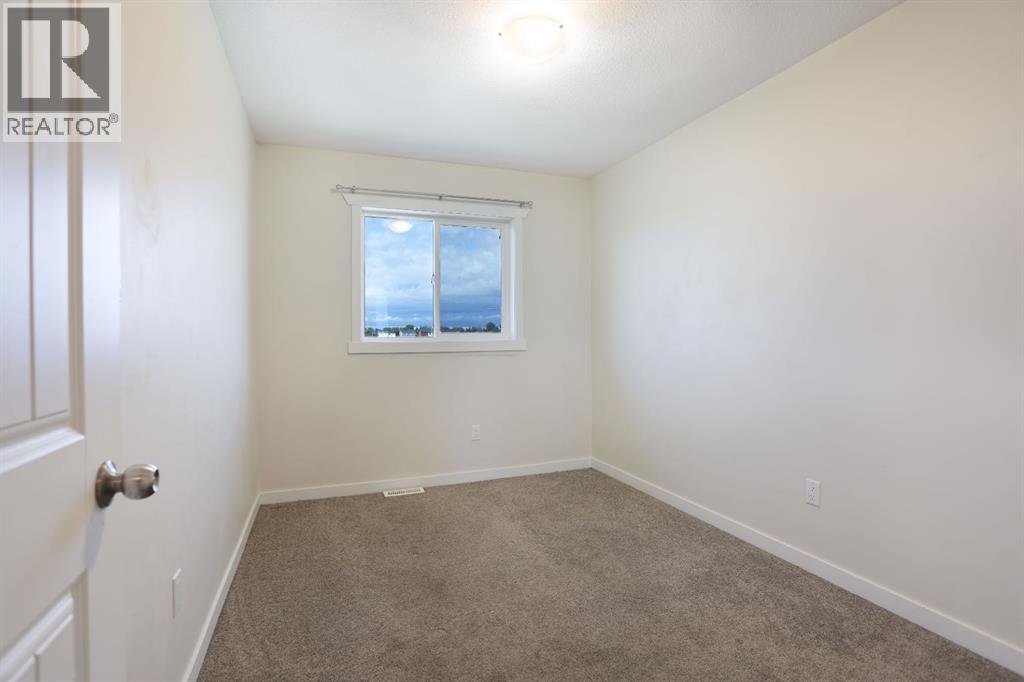 347 17 Street E Property Photo 26