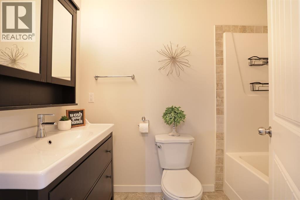 347 17 Street E Property Photo 30