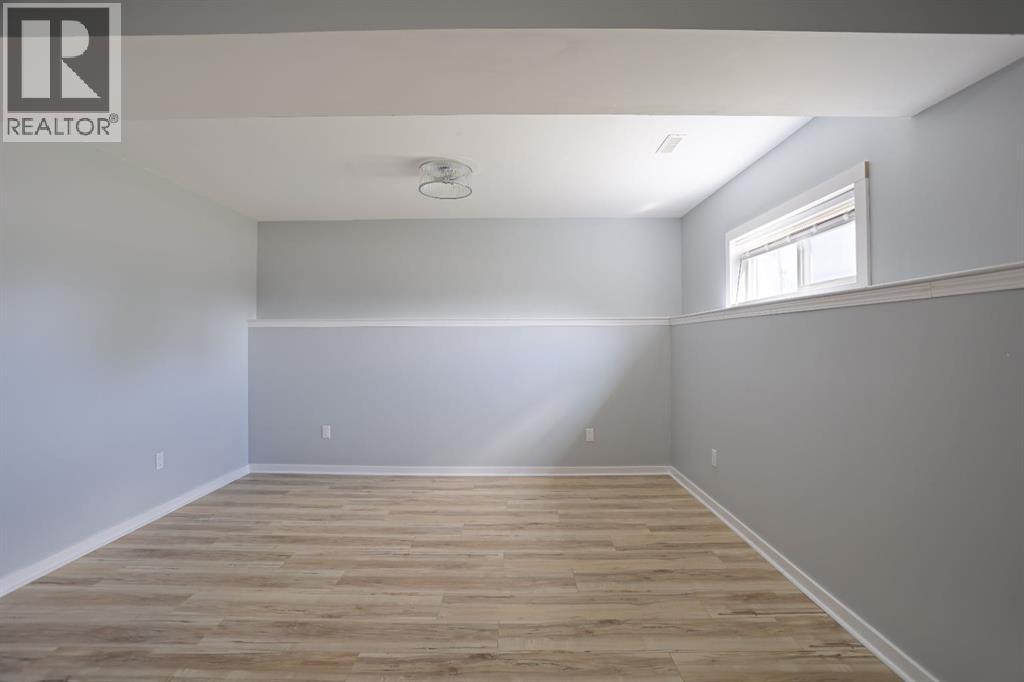 347 17 Street E Property Photo 34