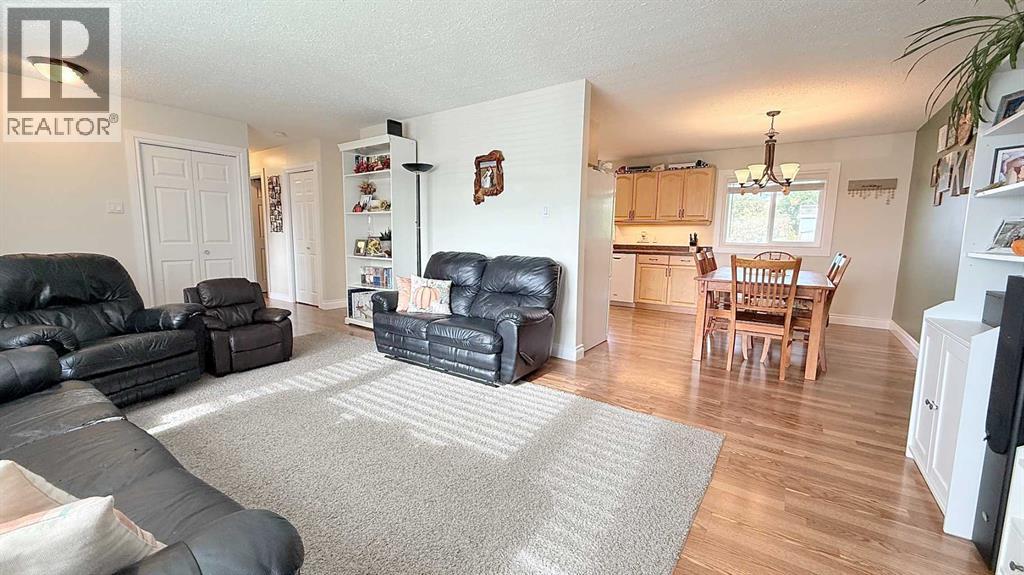 5317 Birch Crescent Property Photo 5