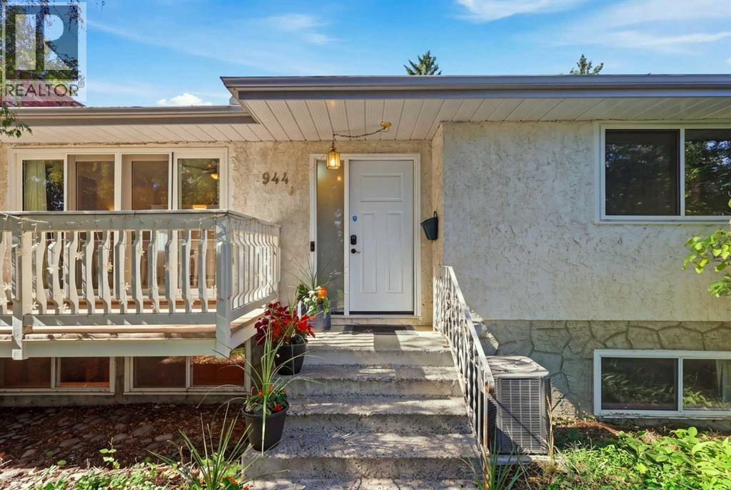 944 Canna Crescent Sw Property Photo 2