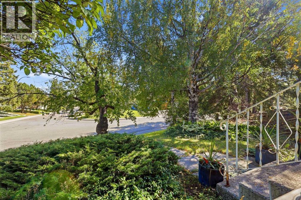 944 Canna Crescent Sw Property Photo 3