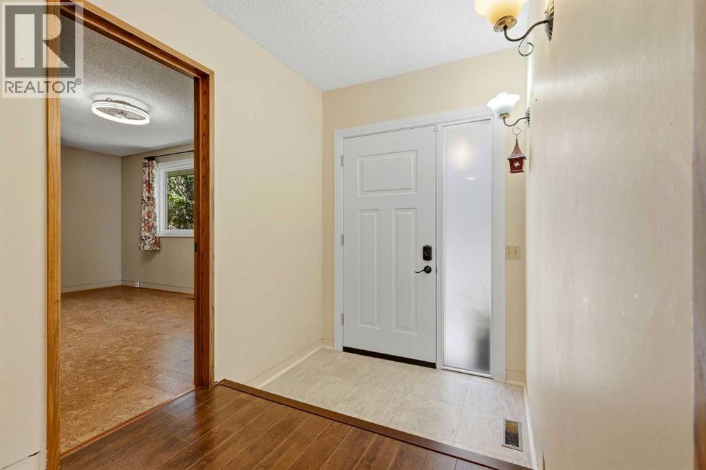 944 Canna Crescent Sw Property Photo 4