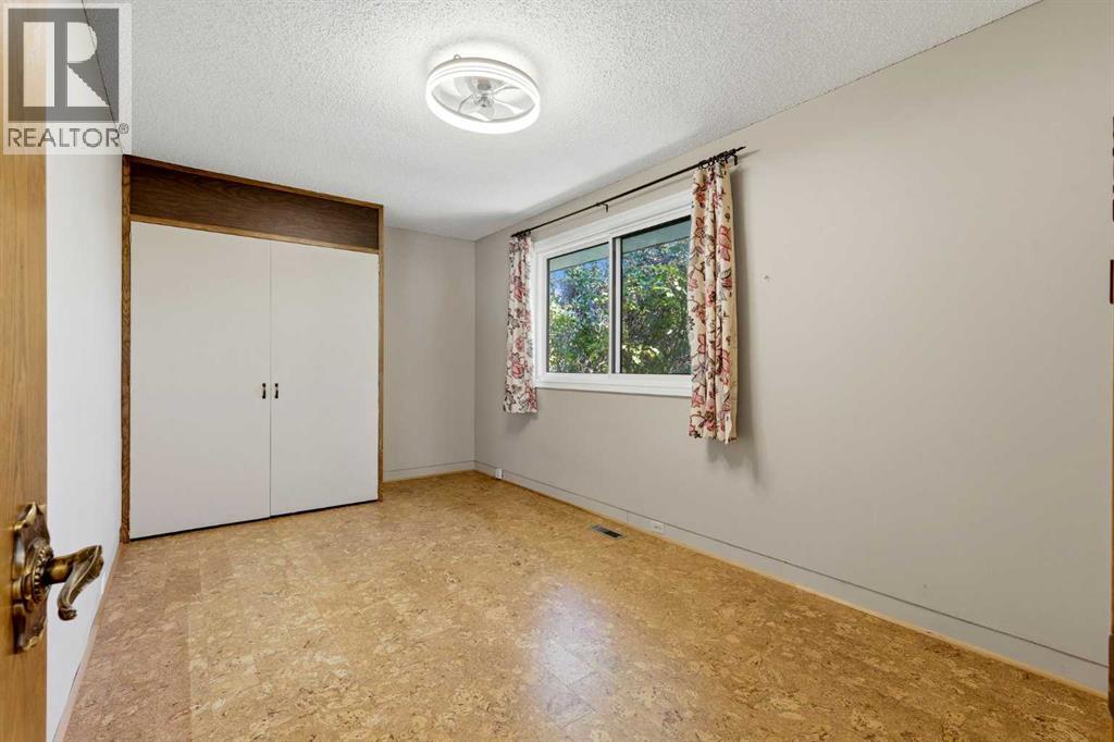 944 Canna Crescent Sw Property Photo 6