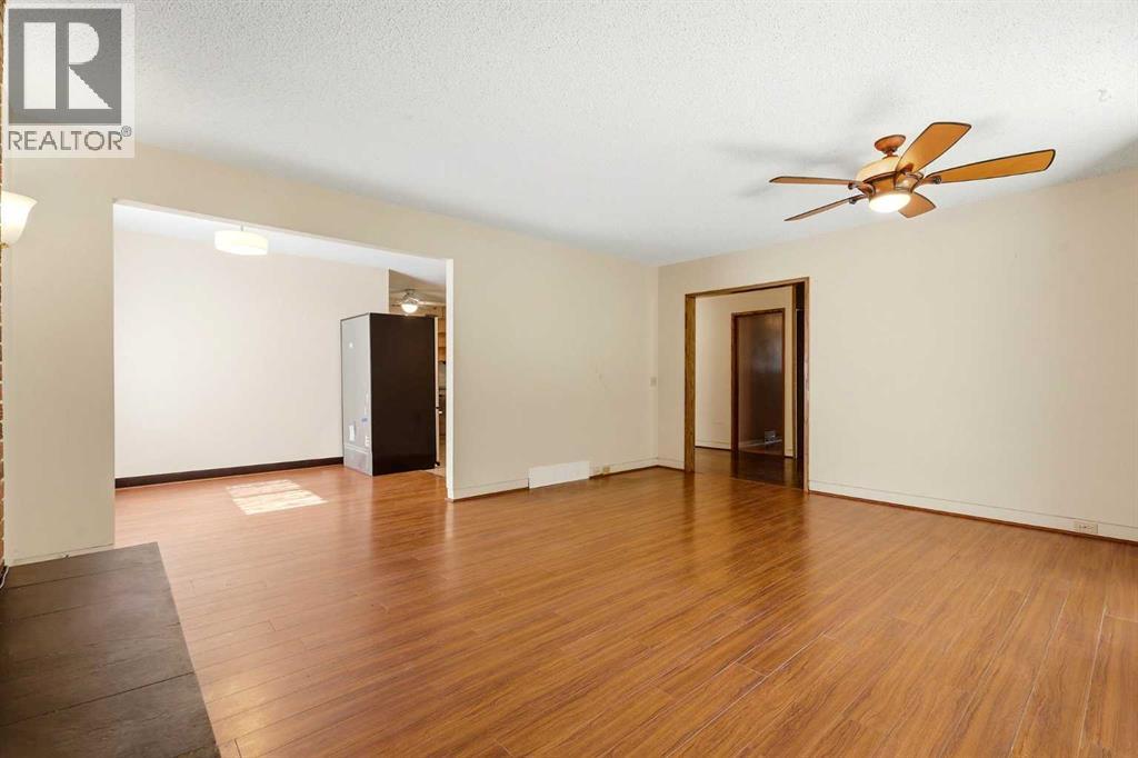 944 Canna Crescent Sw Property Photo 9
