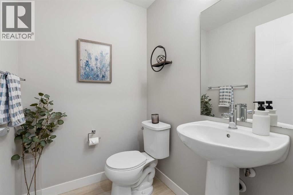 704 Redstone Crescent Ne Property Photo 14
