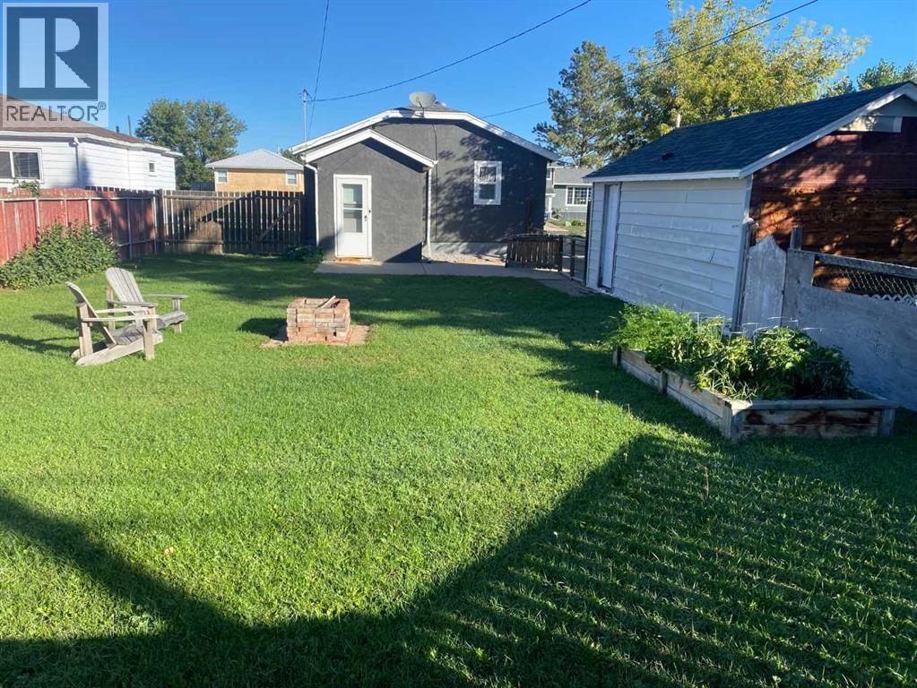 5206 44 Avenue Property Photo 2