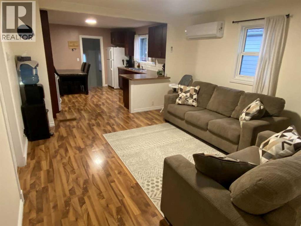 5206 44 Avenue Property Photo 3