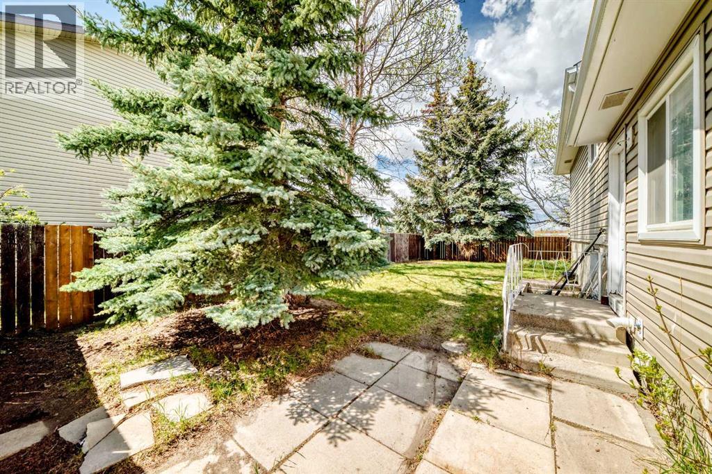 36 Castleglen Way Ne Property Photo 31