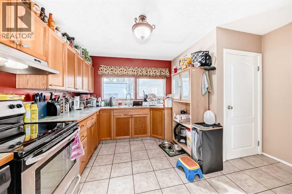 4939 45 Street Property Photo 2