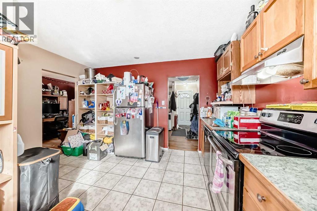 4939 45 Street Property Photo 3
