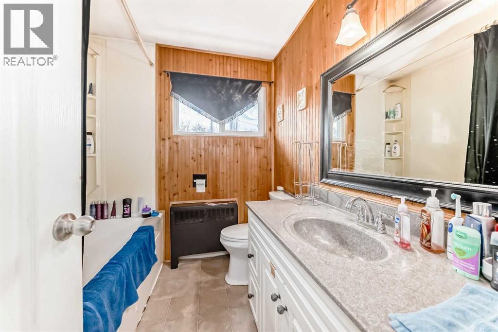 4939 45 Street Property Photo 13