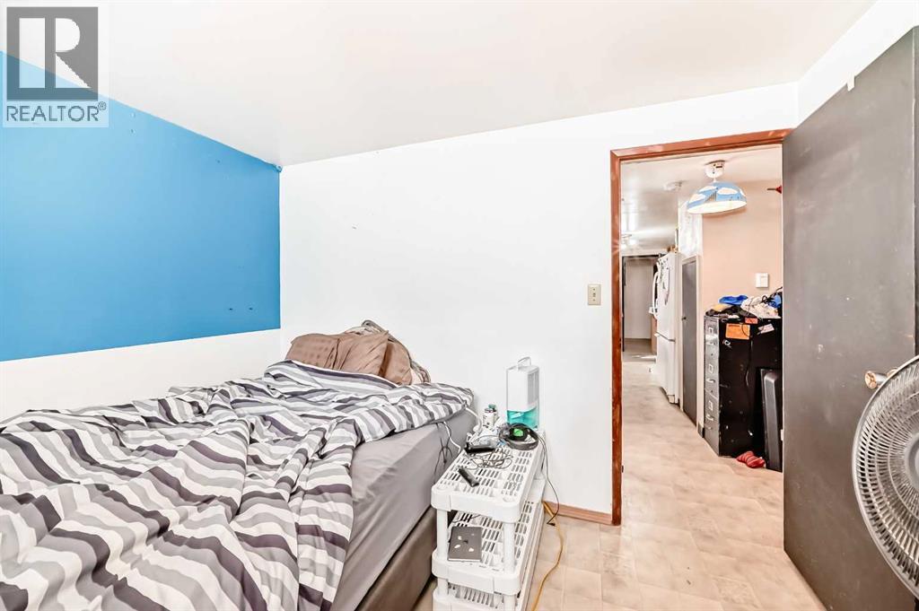4939 45 Street Property Photo 16