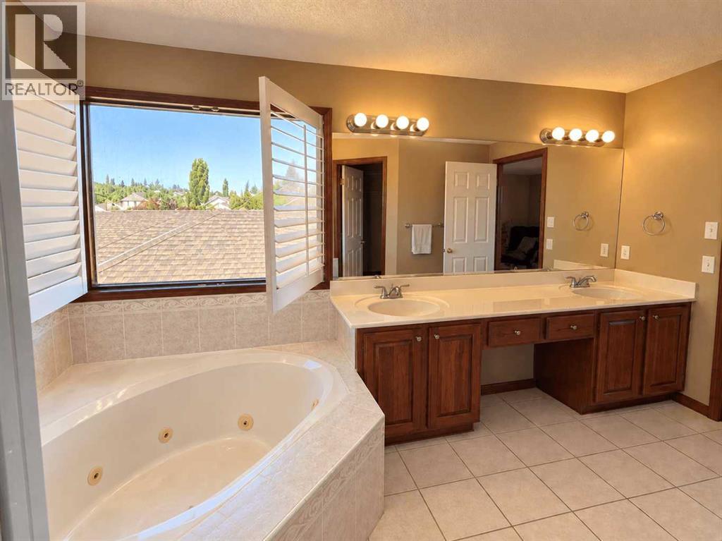 76 Valley Creek Crescent Nw Property Photo 8