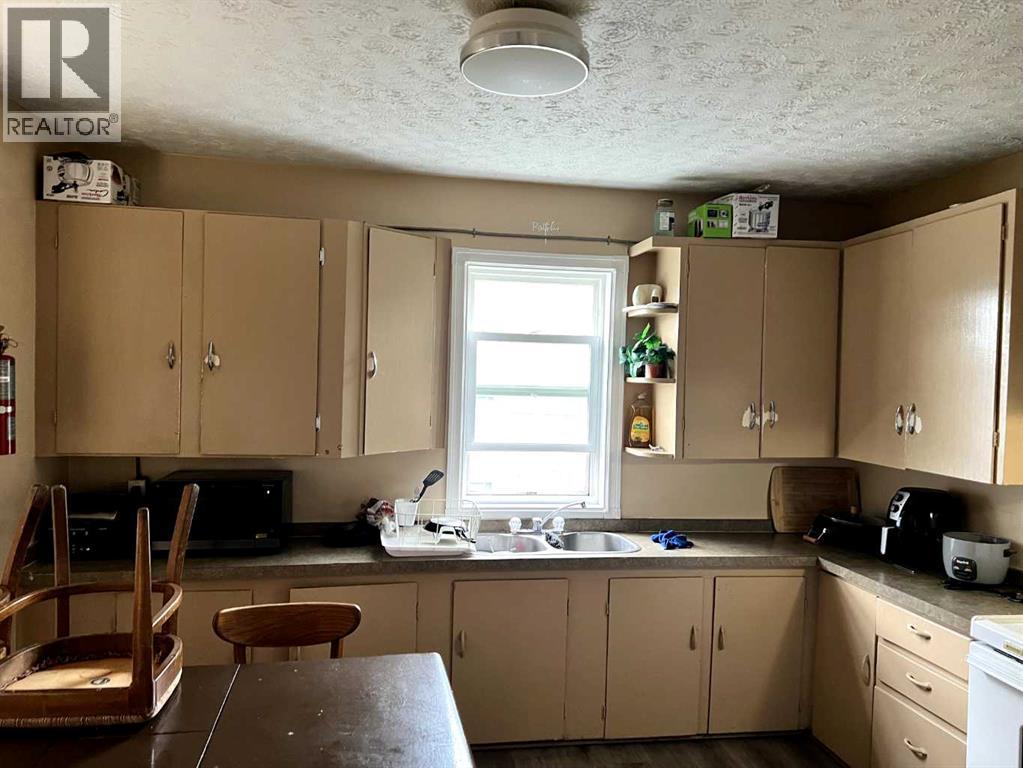5013 50 Avenue Property Photo 6