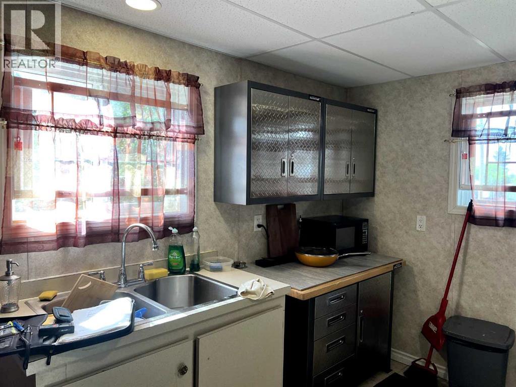 5013 50 Avenue Property Photo 14