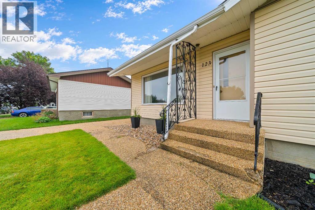 123 3 Avenue E Property Photo 3
