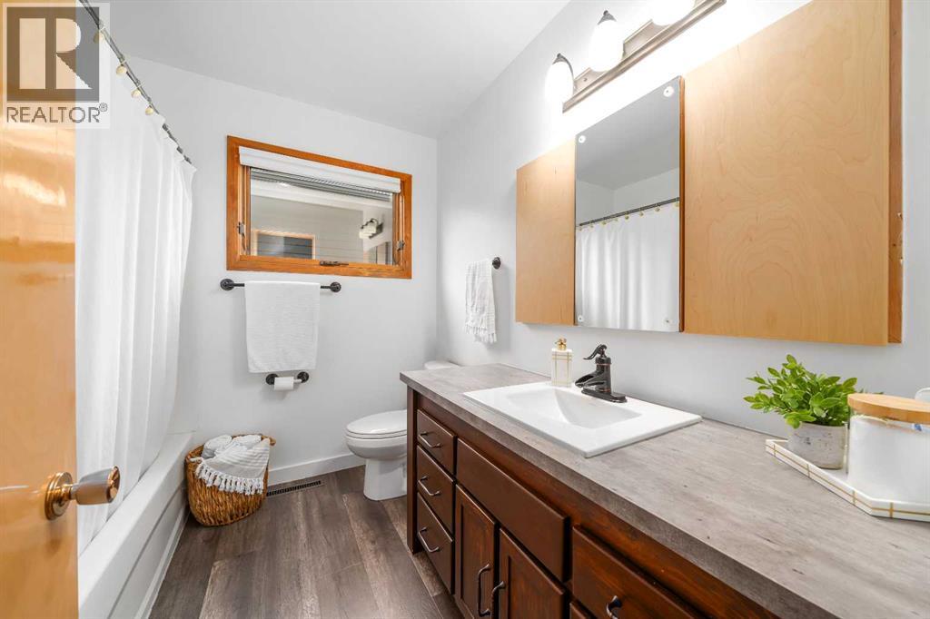 123 3 Avenue E Property Photo 16