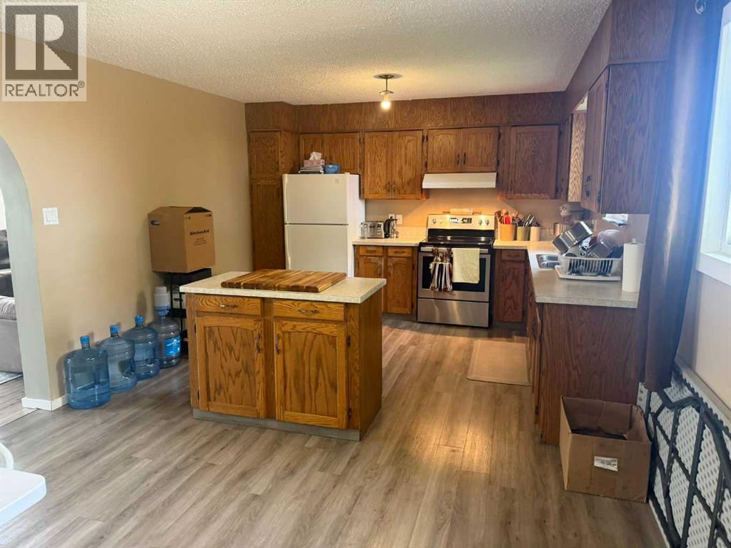 4530 54 Avenue Property Photo 2