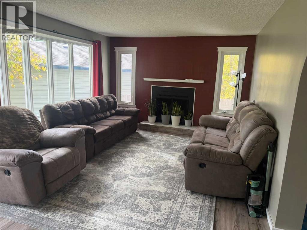 4530 54 Avenue Property Photo 4