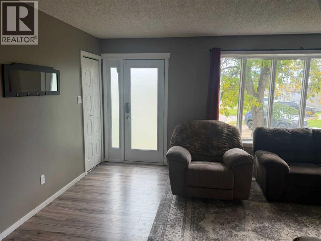 4530 54 Avenue Property Photo 5