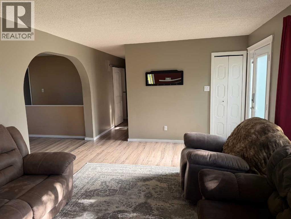 4530 54 Avenue Property Photo 6