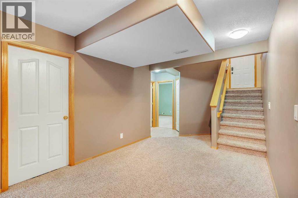 186 Cramond Close Se Property Photo 27
