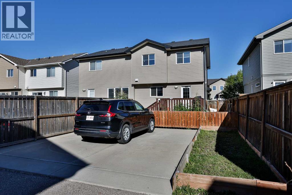 832 Silkstone Close W Property Photo 2
