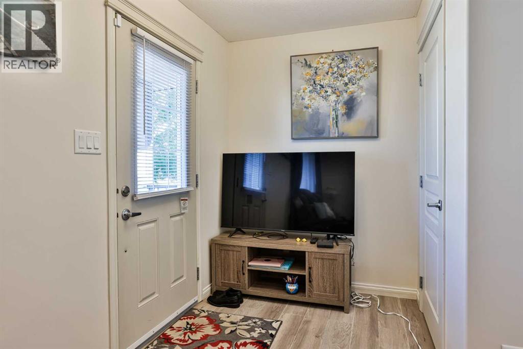 832 Silkstone Close W Property Photo 3
