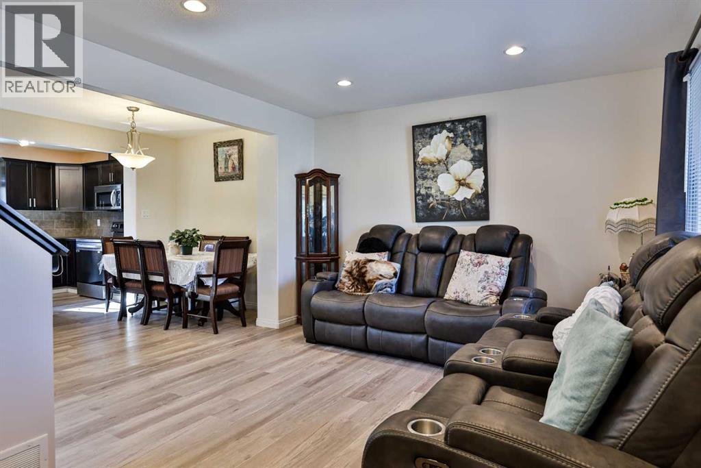 832 Silkstone Close W Property Photo 4