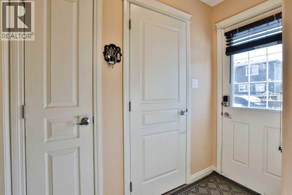 832 Silkstone Close W Property Photo 10