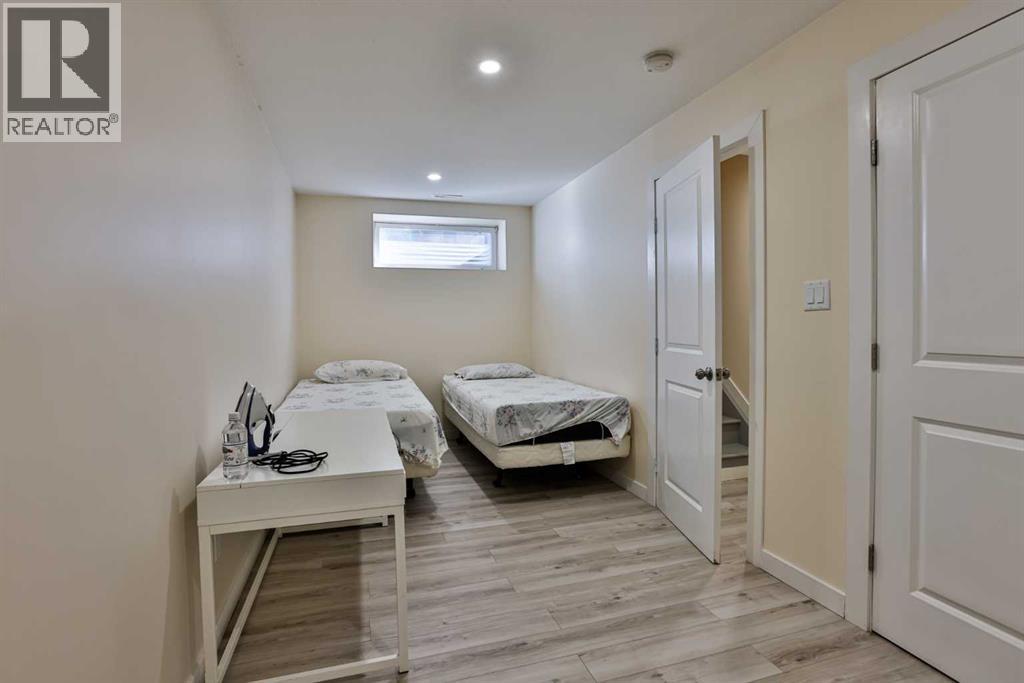 832 Silkstone Close W Property Photo 12
