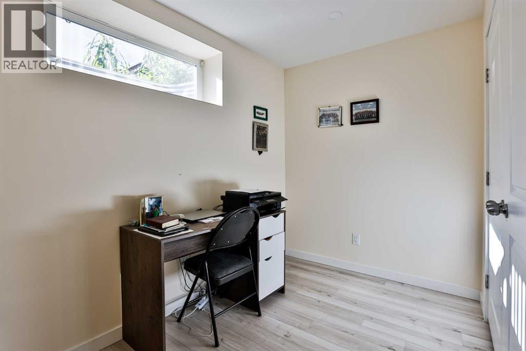 832 Silkstone Close W Property Photo 14