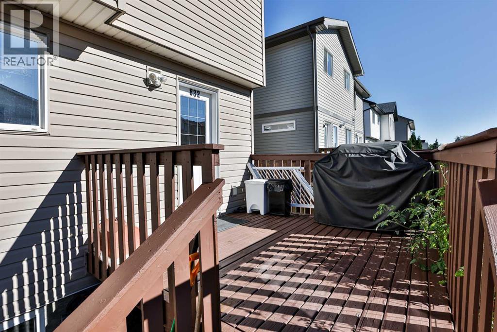 832 Silkstone Close W Property Photo 23