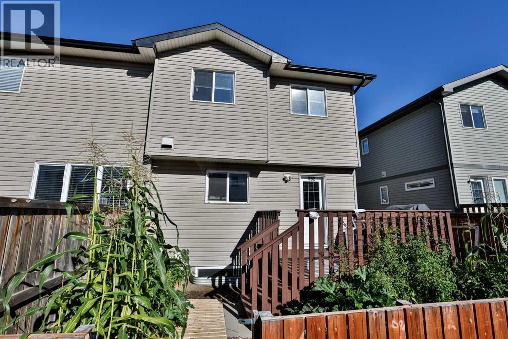 832 Silkstone Close W Property Photo 24