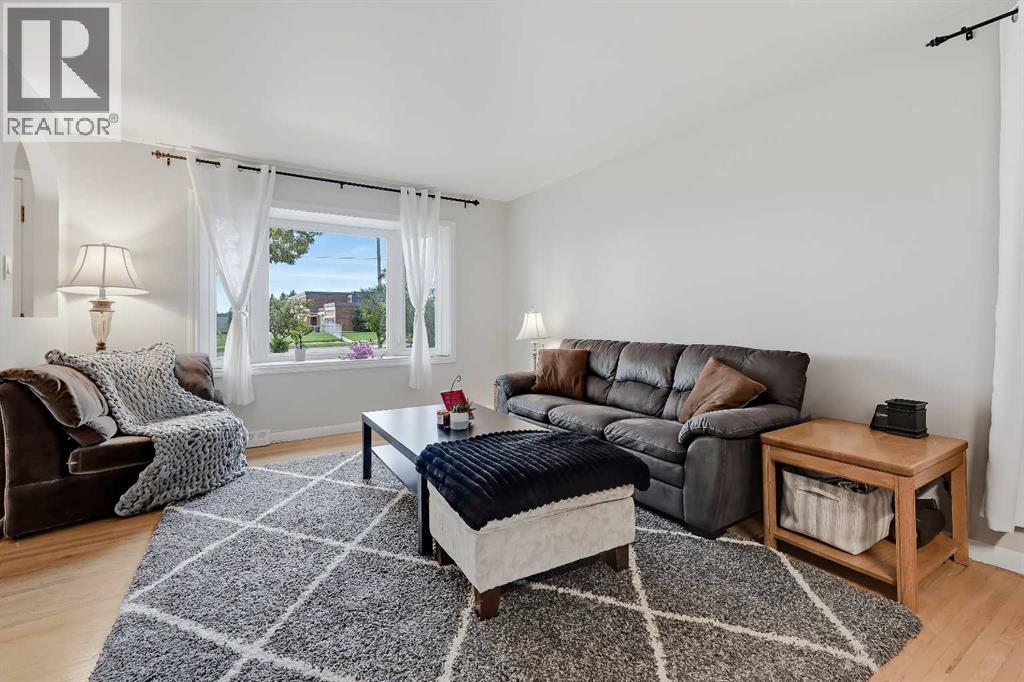 176 Frobisher Boulevard Se Property Photo 2