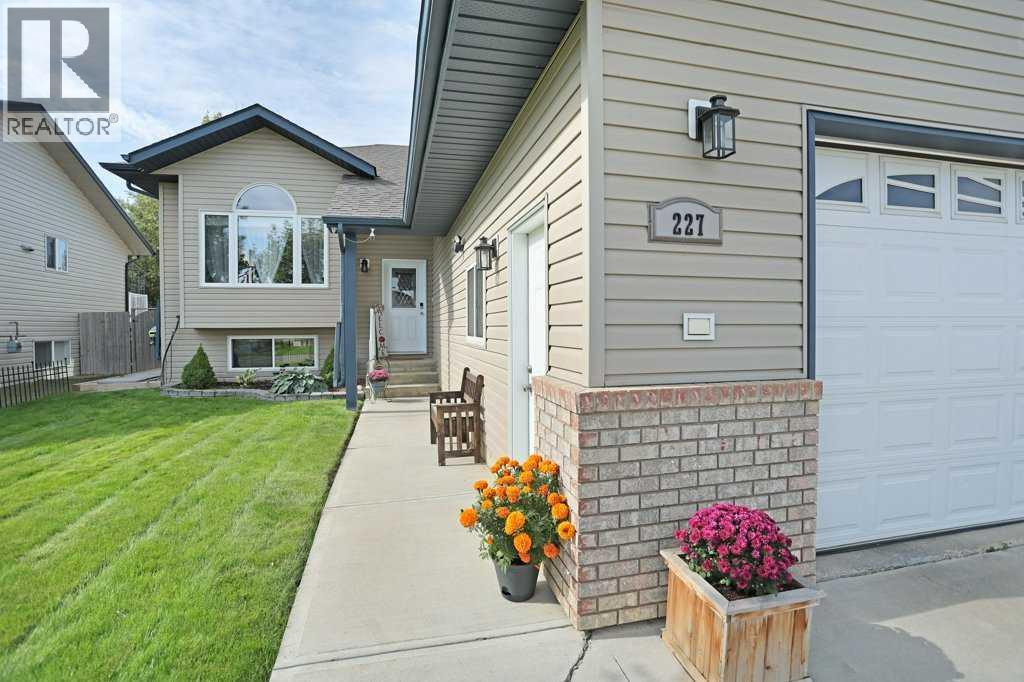 227 Meadowbrook Drive Property Photo 2