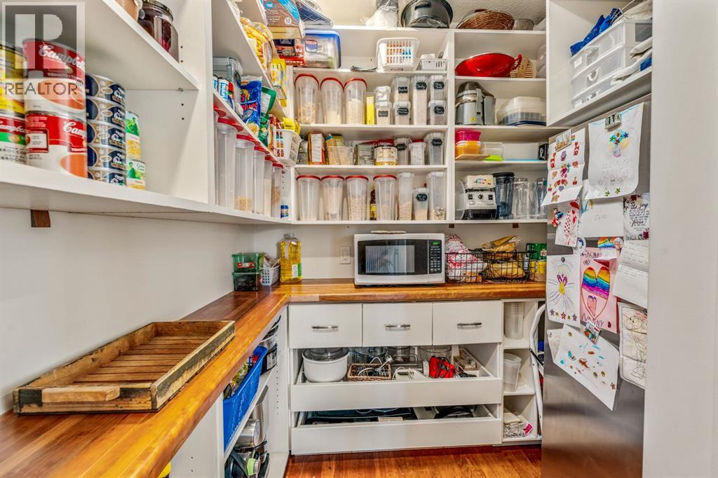 305 9 Street W Property Photo 6