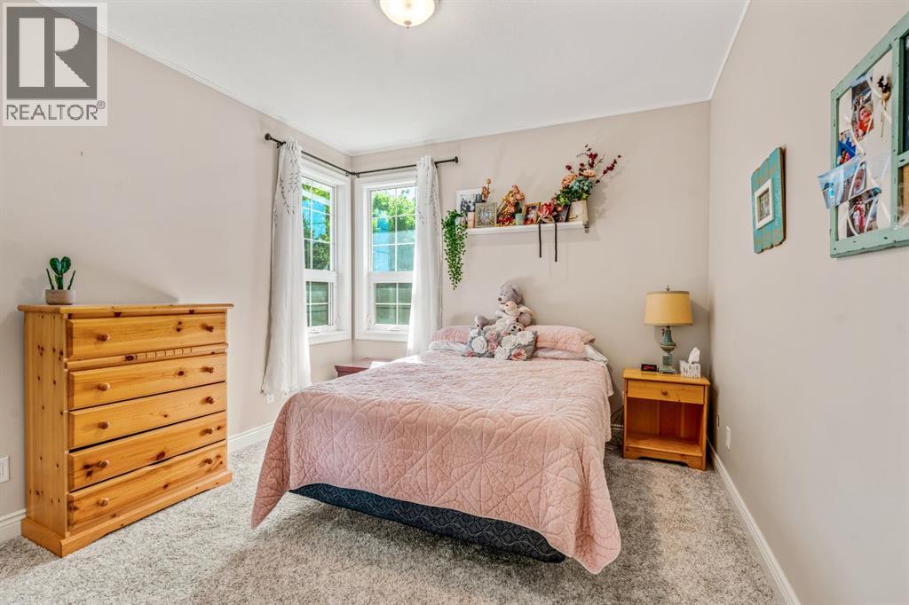 305 9 Street W Property Photo 11