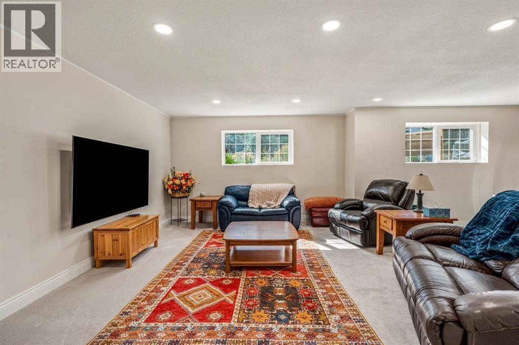 305 9 Street W Property Photo 16