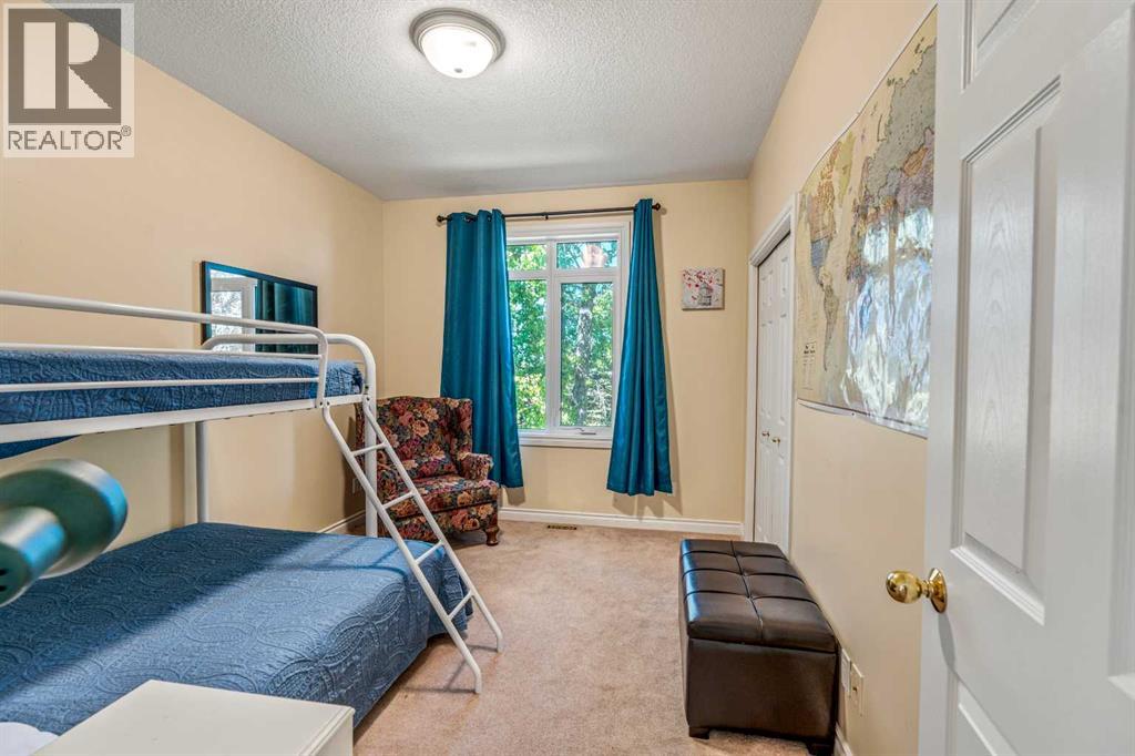 305 9 Street W Property Photo 26