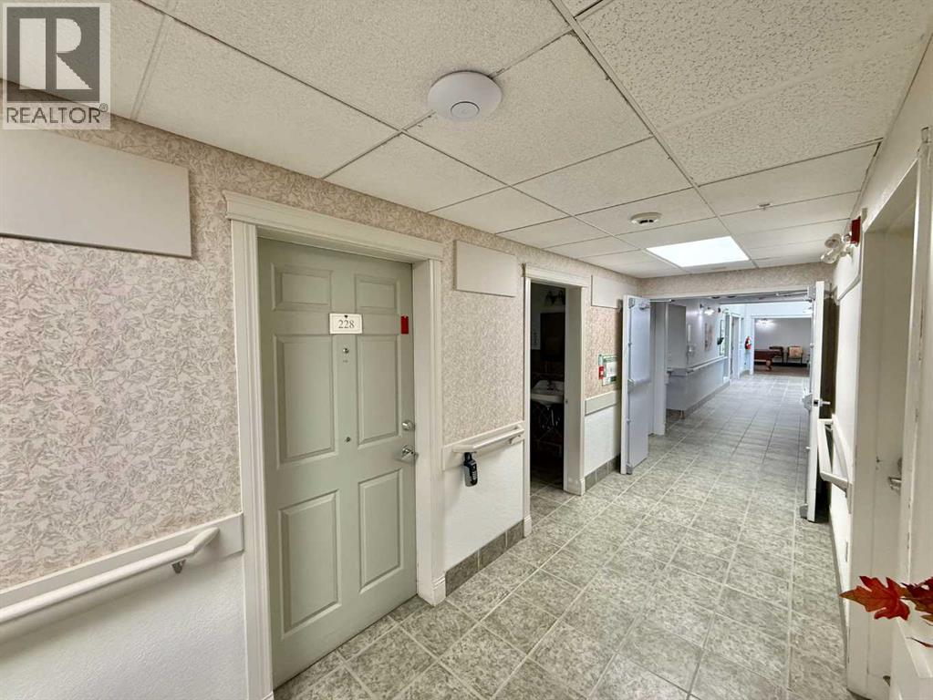 10402 111 Street Property Photo 2