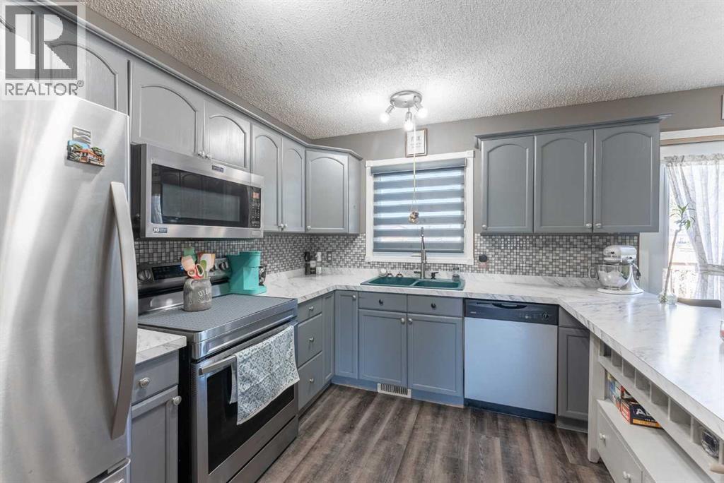 43 Ash Street W Property Photo 5