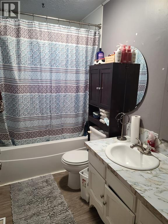 5211 50 Avenue Property Photo 3