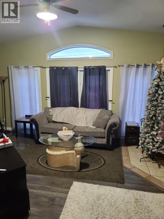 5211 50 Avenue Property Photo 11
