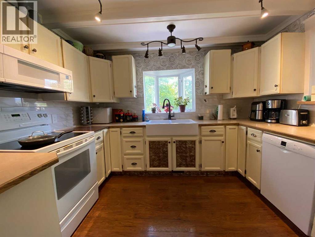 13302 15 Avenue Property Photo 9