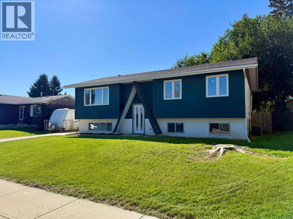 921 Ellis Crescent SE Property Photo 1