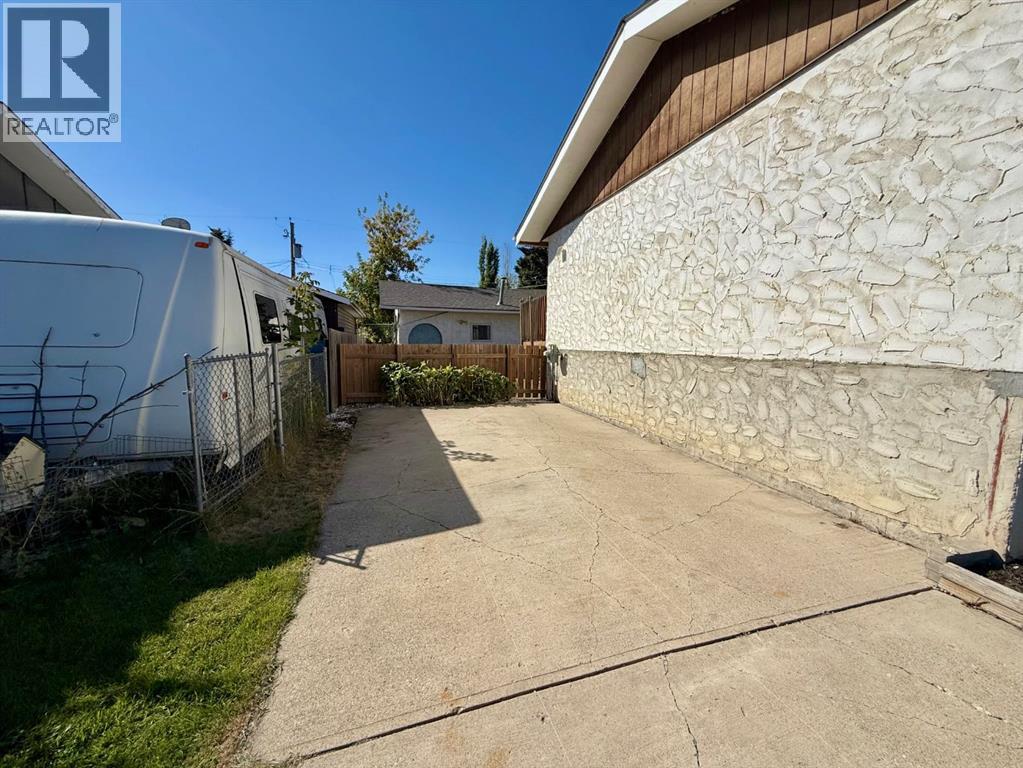921 Ellis Crescent Se Property Photo 3