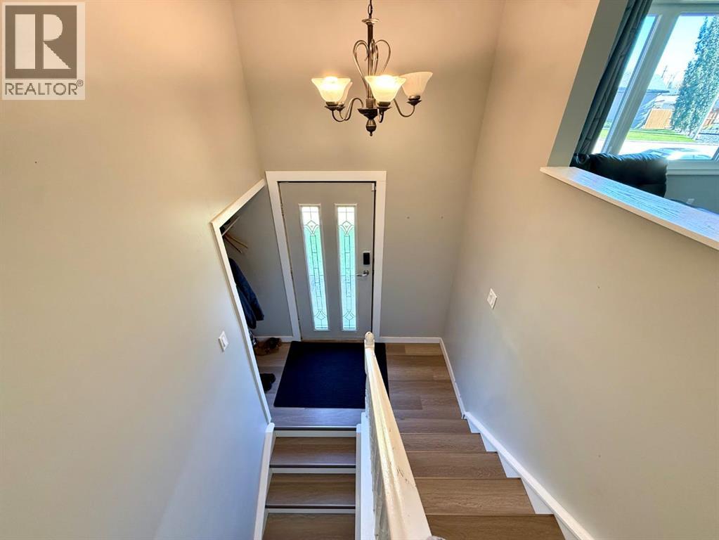 921 Ellis Crescent Se Property Photo 4