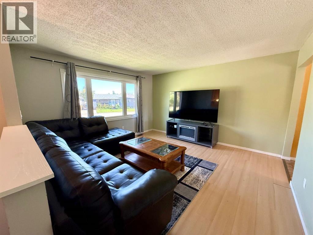 921 Ellis Crescent Se Property Photo 6